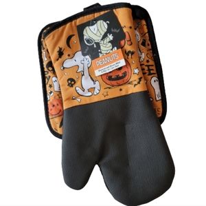 A Peanuts Halloween Oversized Oven Mitt and Pot Holder
